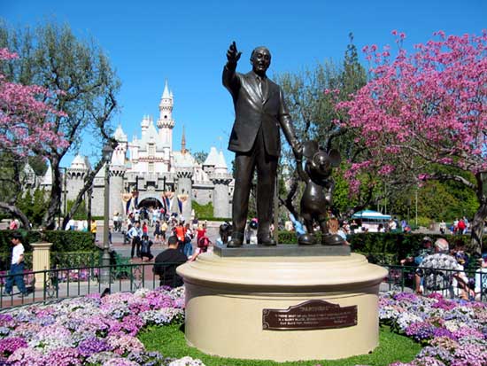 Partner statue and the castle